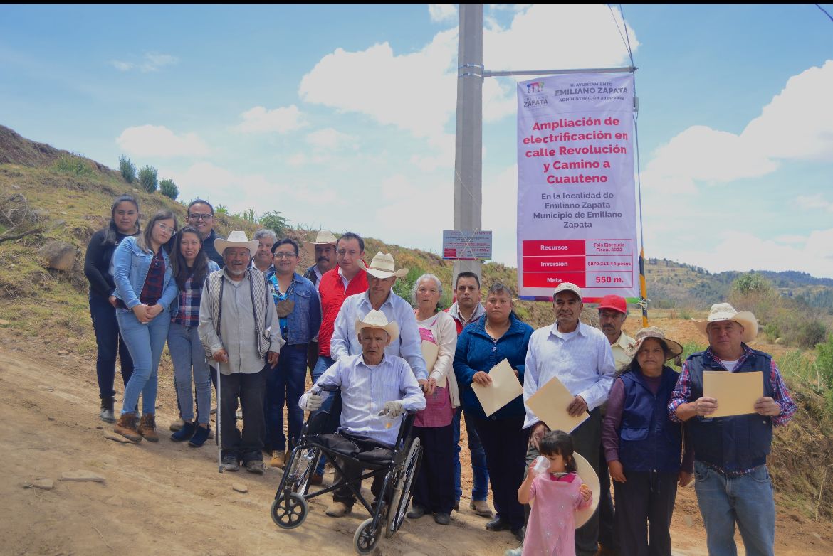 En Emiliano Zapata, entrega Edgar Macías Moreno ampliación de electrificación en calle Revolución y Camino a Cuauteno
